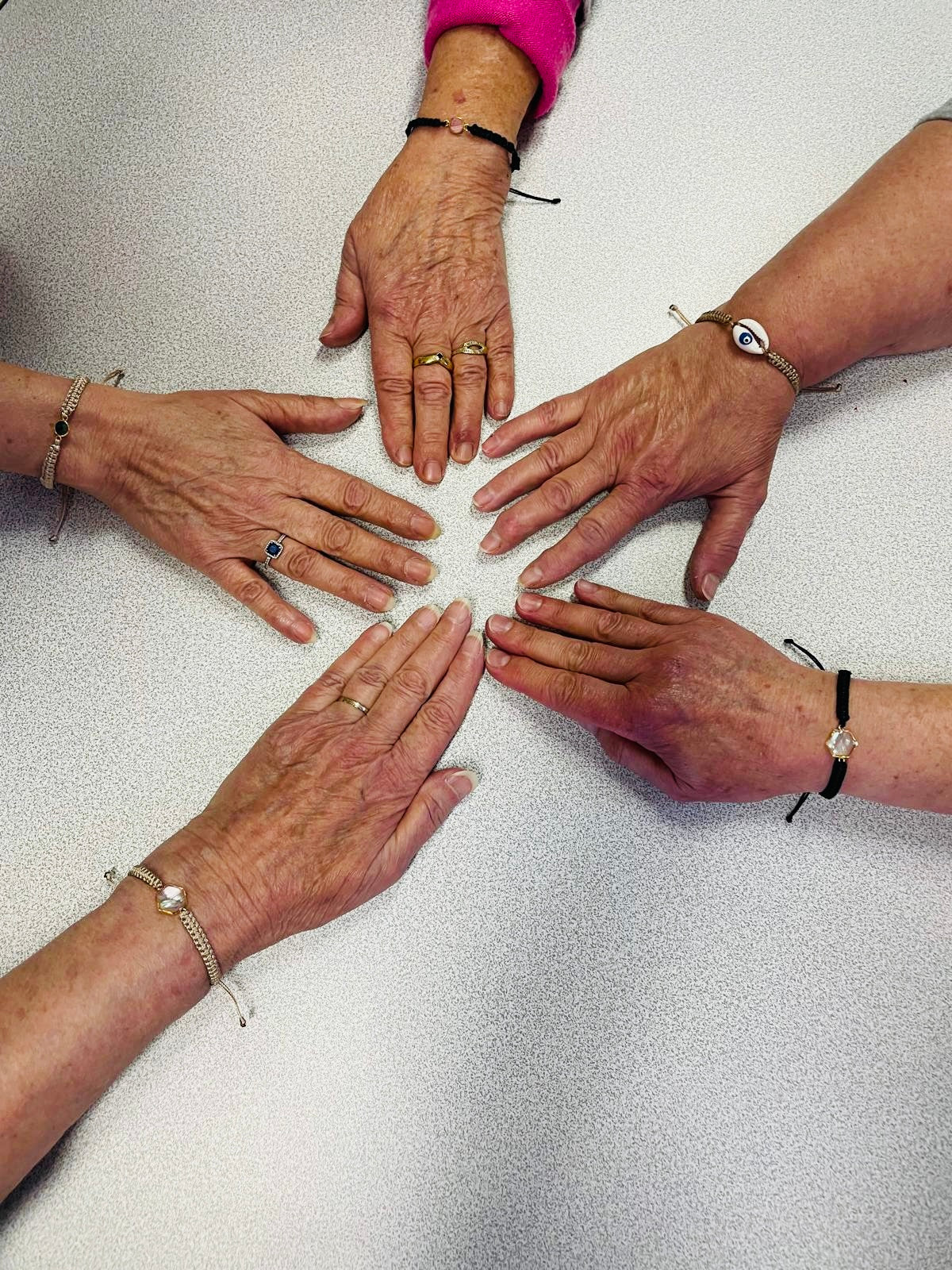 Atelier macramé collectif près de Roanne, moment créatif et convivial pour débutants et confirmés.