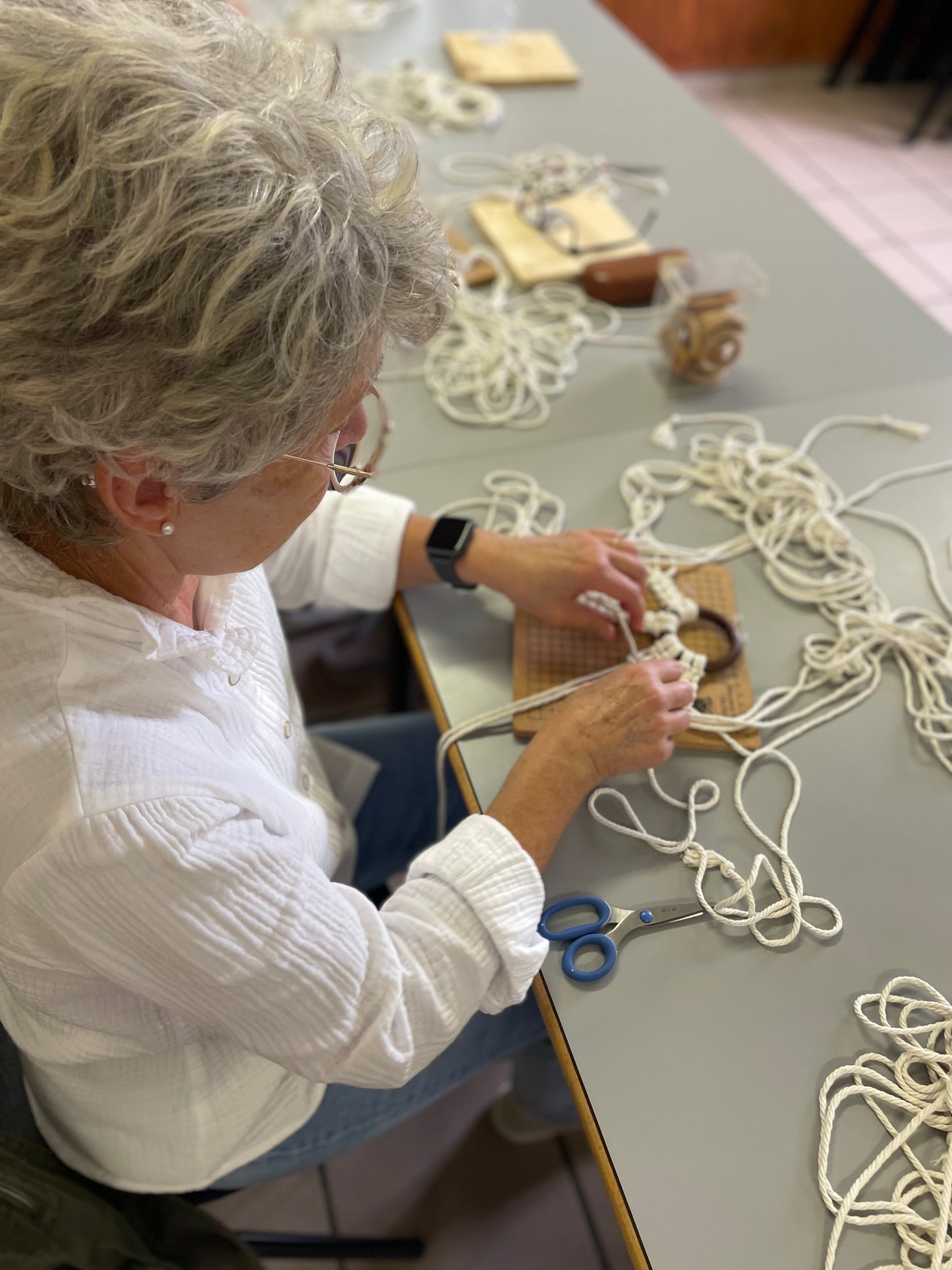 Atelier macramé collectif près de Roanne, moment créatif et convivial pour débutants et confirmés.