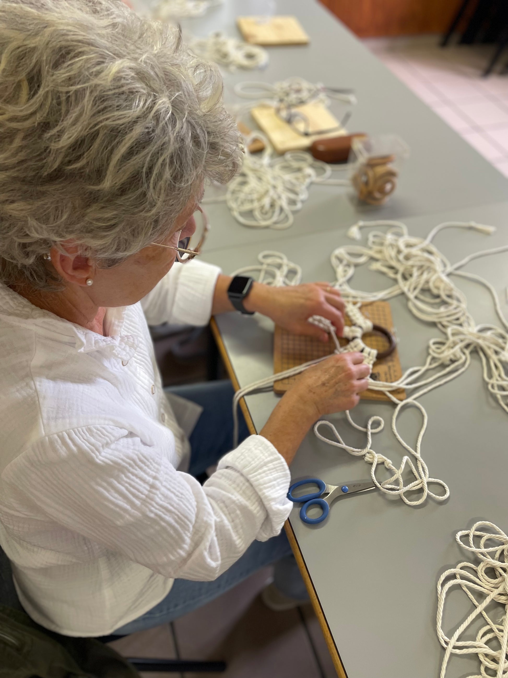 Atelier macramé collectif près de Roanne, moment créatif et convivial pour débutants et confirmés.