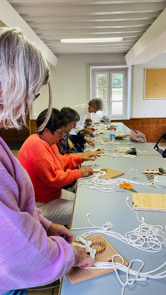 Atelier macramé collectif près de Roanne, moment créatif et convivial pour débutants et confirmés.